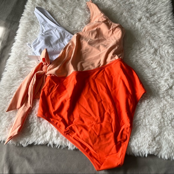 Cupshe One Piece Color Block Plunge Neck Swimsuit Size Medium NWT - Picture 2 of 4